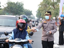 Polda Riau Bagikan Ribuan Masker Cegah Paparan Asap Karhutla di Pekanbaru