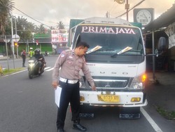 Pemotor Perempuan Patah Tulang Usai Hantam Truk di Karangasem