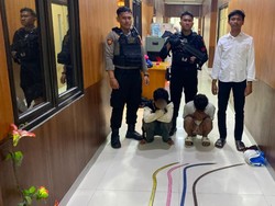 Brimob Polda Metro Tangkap 2 Pemuda Hendak Tawuran di Ciracas, 4 Sajam Disita