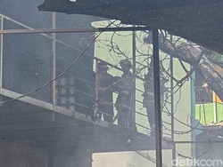 Rumah Produksi Sofa di Solo Kebakaran, 2 Bocah Dilarikan ke RS
