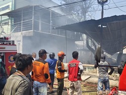 Kos dan Rumah Produksi Sofa di Solo Terbakar, 10 Mobil Damkar Dikerahkan