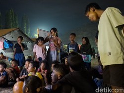 Bahagianya Anak-anak Nonton TV Bareng di Pos Pengungsian Nagekeo NTT