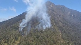 Kebakaran hutan dan lahan (karhutla) di kawasan Gunung Arjuno-Welirang di Taman Hutan Rakyat (Tahura) Raden Soerjo, kembali berkobar setelah sebelumnya sempat dinyatakan padam, Jumat (21/8).