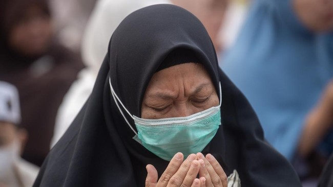 Warga berdoa usai melaksanakan Shalat Istisqa atau shalat meminta hujan di halaman Griya Agung Palembang, Sumatera Selatan, Selasa (25/8/2026). Pemerintah Provinsi Sumatera Selatan menggelar Salat Istisqa untuk memohon hujan kepada Allah SWT agar kab