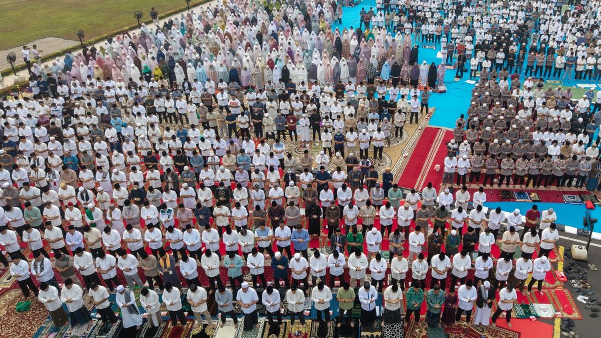 Foto udara umat Islam melaksanakan Shalat Istisqa atau shalat meminta hujan di halaman Griya Agung Palembang, Sumatera Selatan, Selasa (25/8/2026). Pemerintah Provinsi Sumatera Selatan menggelar Salat Istisqa untuk memohon hujan kepada Allah SWT agar