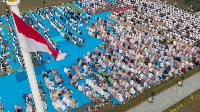 Foto udara umat Islam melaksanakan Shalat Istisqa atau shalat meminta hujan di halaman Griya Agung Palembang, Sumatera Selatan, Selasa (25/8/2026). Pemerintah Provinsi Sumatera Selatan menggelar Salat Istisqa untuk memohon hujan kepada Allah SWT agar