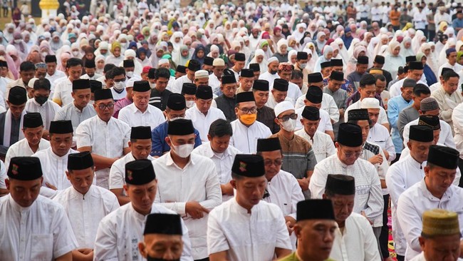 Muslims attend mass prayers for rains, amid prolonged dry season and haze due to wildfires, in Palembang, South Sumatra province, Indonesia, August 25, 2026. REUTERS/Abriansyah Liberto