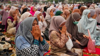 Muslim women attend mass prayers for rains, amid a prolonged dry season and haze due to wildfires, in Palembang, South Sumatra province, Indonesia, August 25, 2026. REUTERS/Abriansyah Liberto