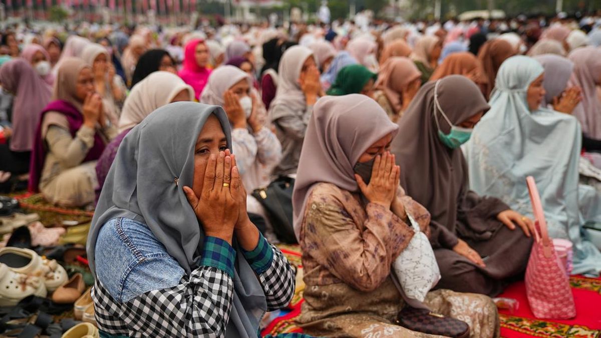 FOTO: Sumsel Gelar Salat Istisqa di Tengah Kepungan Karhutla