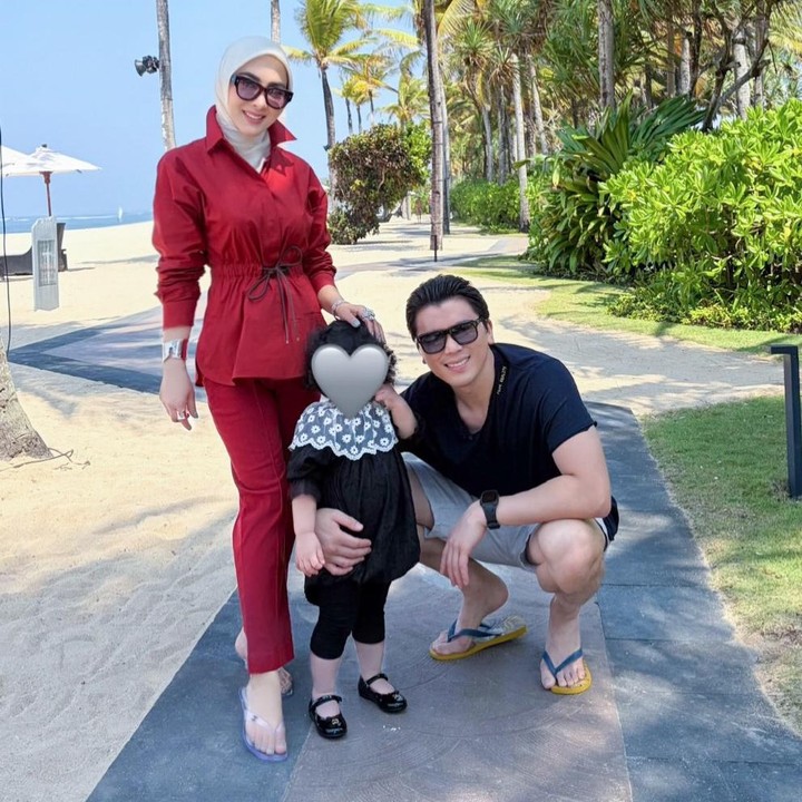 <p>Sebelumnya, Syahrini dan Reino Barack menikah pada 27 Februari 2019. Setelah itu, Syahrini memilih hengkang dari dunia hiburan untuk fokus menjalani kehidupan rumah tangga. Kini, keduanya telah dikaruniai seorang putri yang genap berusia 2 tahun, Bunda.&nbsp;(Foto: Instagram @princessyahrini)</p>