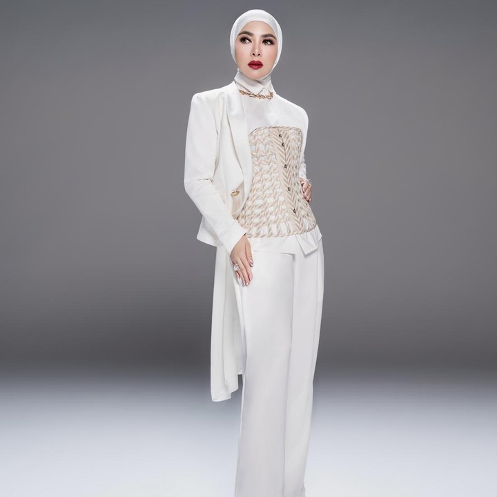 <p>Bahkan, Syahrini juga baru saja mengunggah video klip lagu tersebut di akun YouTube pribadinya. &ldquo;Untuk yang selalu dalam setiap doanya, <em>Kau Yang Utama,</em>&rdquo; tulis keterangannya, dikutip dari YouTube <em>The Princess Syahrini,</em> Selasa (25/8/2026).&nbsp;(Foto: Instagram @princessyahrini)</p>
