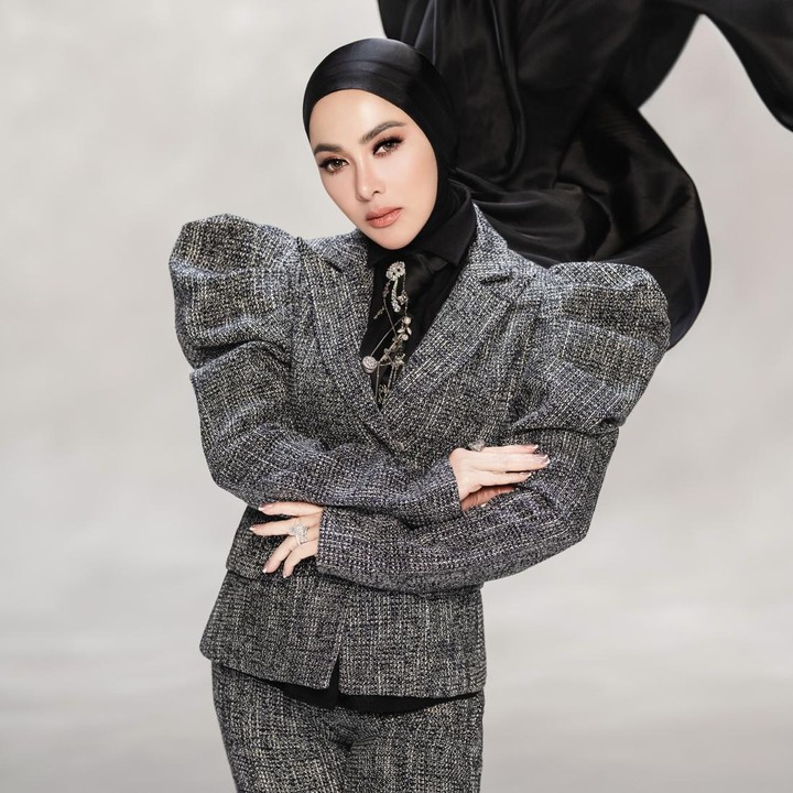 <p>Kembalinya penyanyi yang akrab disapa Inces itu langsung mendapat sambutan hangat dari netizen yang rindu dengan karya-karyanya. &ldquo;Ahhh akhirnyahhhhh ada MVnyaa jugaaaaakkkk Inceeeessssssss rinduuuuu sungguuuhhhh,&rdquo; tulis akun <em>@GreeNez****.</em> &ldquo;Sukses terus buat incess syahrini, karya yang luar biasa dan selalu ditunggu-tunggu penikmat musik Indonesia!&rdquo; tulis akun <em>@jihanafifah****.&nbsp;</em>(Foto: Instagram @princessyahrini)</p>