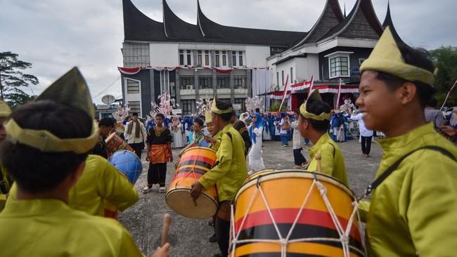 Peringatan Maulid Nabi Muhammad SAW tahun ini dirayakan di sejumlah daerah di Indonesia, dengan ragam tradisi turun temurun.
