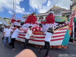 Pawai Endog-Endogan Kembiritan Warnai Peringatan Maulid Nabi di Banyuwangi