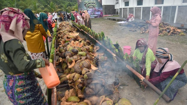 Peringatan Maulid Nabi Muhammad SAW tahun ini dirayakan di sejumlah daerah di Indonesia, dengan ragam tradisi turun temurun.