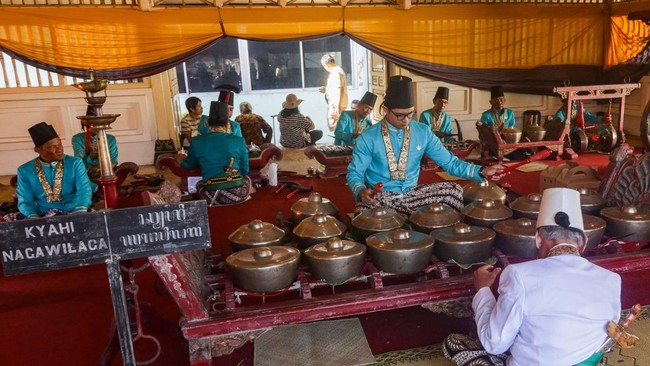 Peringatan Maulid Nabi Muhammad SAW tahun ini dirayakan di sejumlah daerah di Indonesia, dengan ragam tradisi turun temurun.