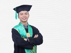 Pernah Bersihkan Rumah Dosen demi Kuliah, Yuda Jadi Lulusan Terbaik UIN Walisongo