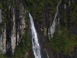 Pesona Air Terjun Sambabo yang Menjulang di Pegunungan Quarles Mamasa