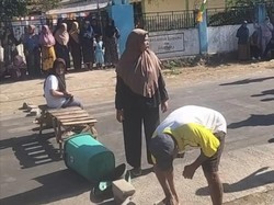 Protes Kepsek SDN Inpres Nggeru Diisukan Diganti, Warga Blokade Jalan