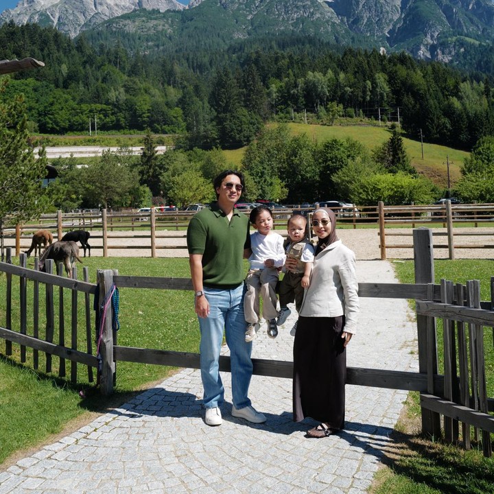 <p>Artis Nikita Willy dan suaminya Indra Priawan baru-baru ini menghabiskan liburan keluarga di Austria. Pasangan ini <em>quality time</em> bersama dua anak mereka, Issa Xander Djokosoetono dan Nael Idrissa Djokosoetono. (Foto: Instagram @indpriw)</p>