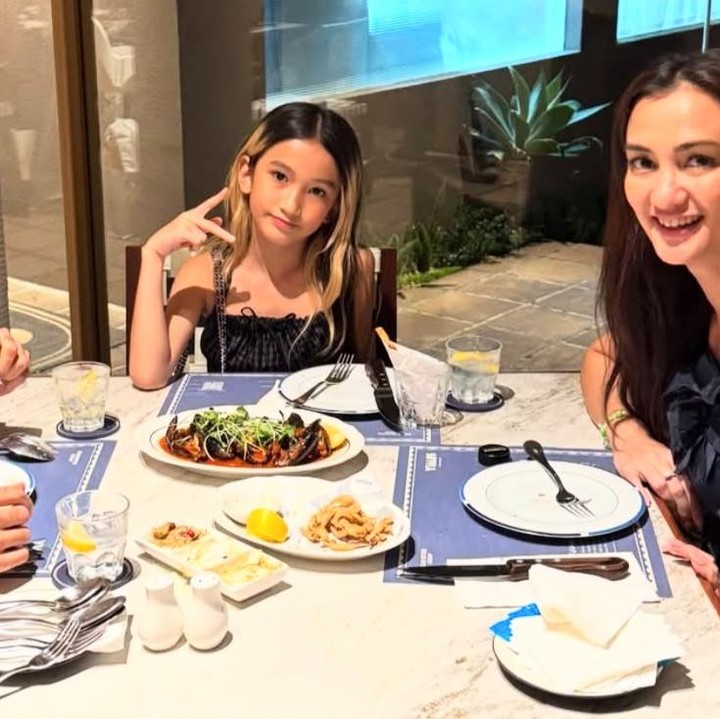 <p>Pasangan&nbsp;artis yang satu ini pun merayakan <em>wedding anniversary</em> mereka dengan sederhana, tetapi tetap romantis, yakni makan bersama di restoran. &ldquo;Kita makan di restaurant Yunani supaya ada temanya aja, dulu <em>honeymoon</em> di sana,&rdquo; tulis Atiqah.&nbsp;(Foto: Instagram @atiqahhasiholan)</p>