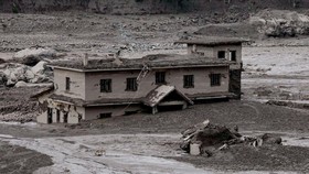 Sebanyak 165 orang tewas dan 1.384 lainnya termasuk turis hilang imbas banjir bandang dan longsor yang menerjang wilayah Nepal dan Tibet, Rabu (26/8).