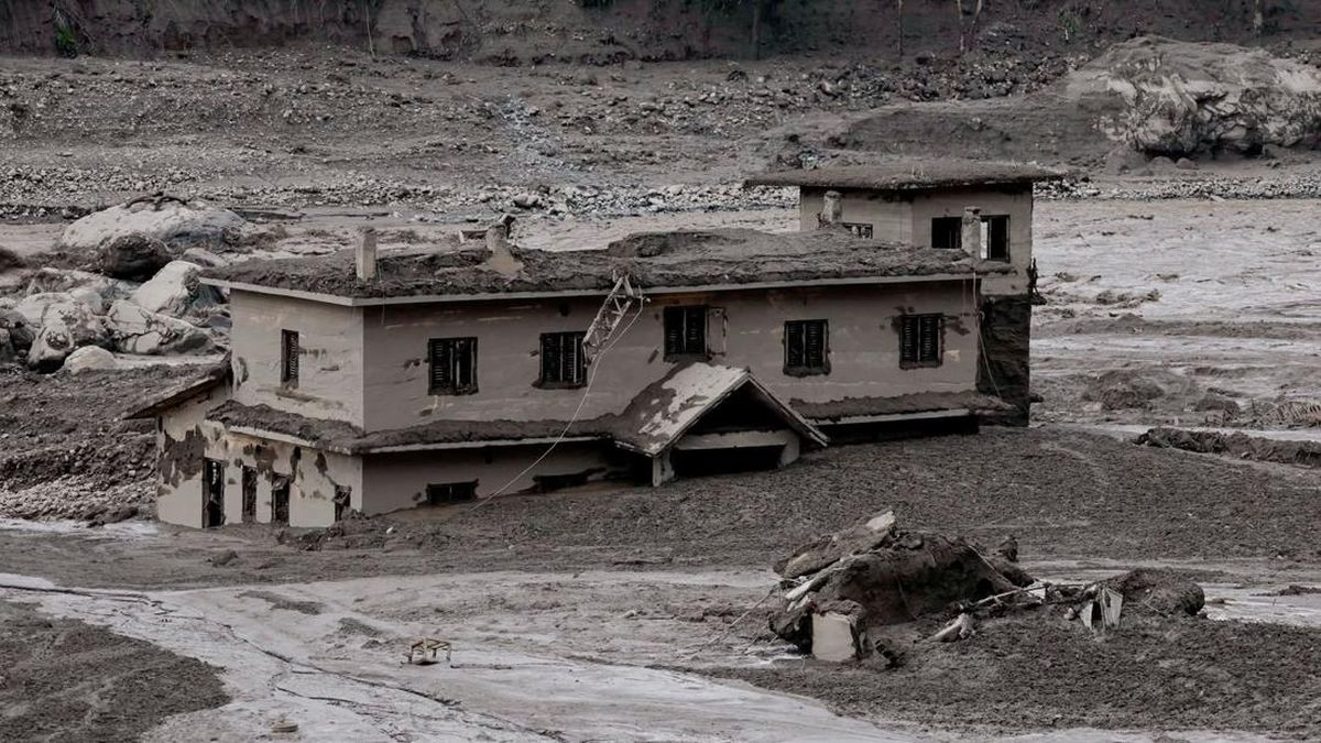 Banjir Bandang Nepal: Ribuan Orang Diduga Terjebak, 80 Jembatan Hancur