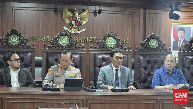 PT Bank Mandiri (Persero) TBK mengumumkan bakal segera memulihkan kembali rekening milik koordinator Aliansi Masyarakat Pati Bersatu (AMPB), Supriyono alias Botok. Hal itu disampaikan Direktur Utama (Dirut) Bank Mandiri, Riduan dalam jumpa pers bersa