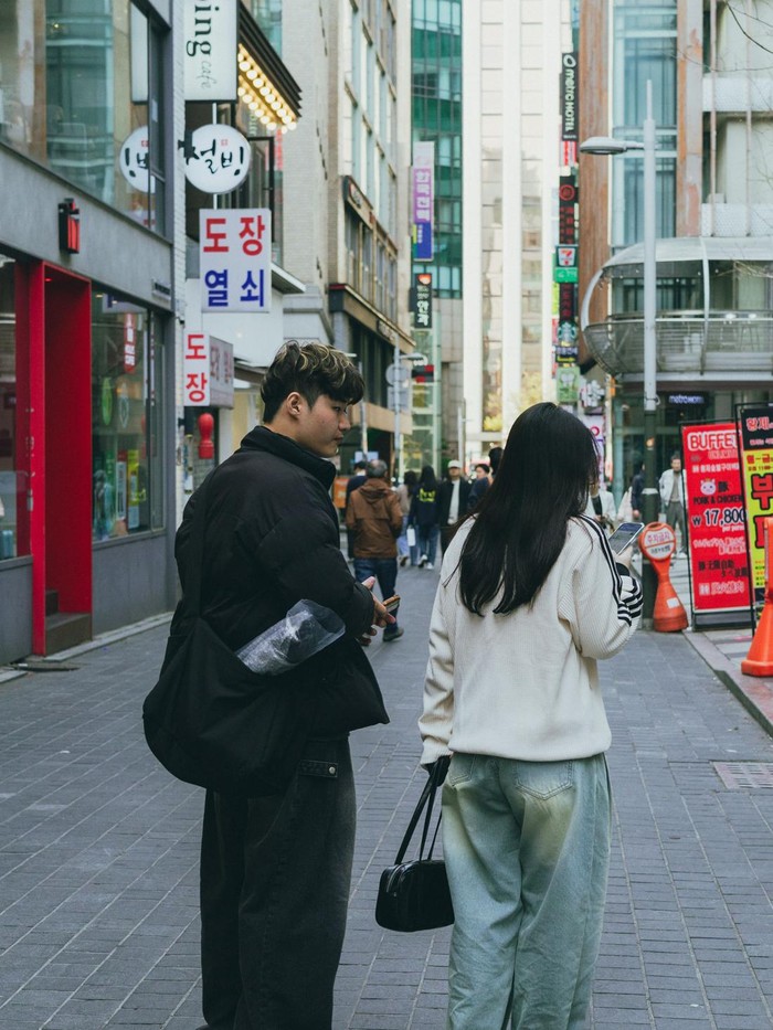 Berjalan kaki menjadi salah satu kegiatan harian yang sering dilakukan orang Korea. Selain itu, berjalan kaki juga merupakan ‘olahraga’ ringan yang bisa membantu menurunkan berat badan dan membuat kamu terbebas dari perut buncit.