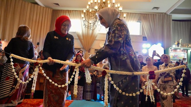 Ketua Harian Dewan Kerajinan Nasional (Dekranas) Tri Tito Karnavian membuka Pameran Instalasi Roepa Merdeka di Balai Sudirman, Jakarta, Rabu (26/8/2026).