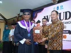 208 Lansia Lamongan Diwisuda Usai 6 Bulan Belajar di Selantang