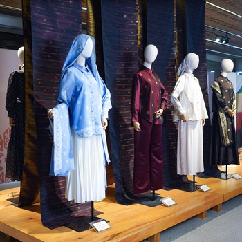 Rayakan Warisan Sastra Indonesia, Buttonscarves Rilis Songket Collection Kolaborasi dengan Sarinah