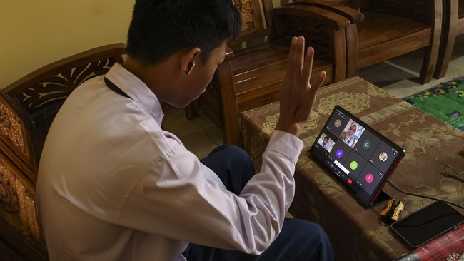 FOTO: Dikepung Asap Karhutla, Ribuan Siswa Belajar dari Rumah
