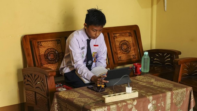 FOTO: Dikepung Asap Karhutla, Ribuan Siswa Belajar dari Rumah