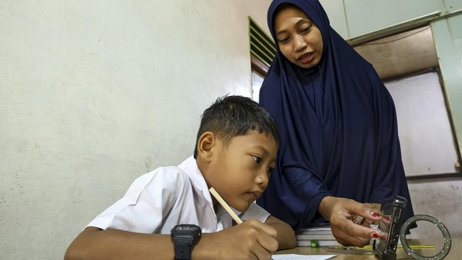 FOTO: Dikepung Asap Karhutla, Ribuan Siswa Belajar dari Rumah