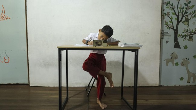 FOTO: Dikepung Asap Karhutla, Ribuan Siswa Belajar dari Rumah