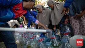 Sejumlah warga mengantre untuk mendapatkan air bersih imbas kekeringan di Wilayah Bojongsari, Depok, Jawa Barat. Rabu (26/08/2026). CNN Indonesia/Adi Ibrahim