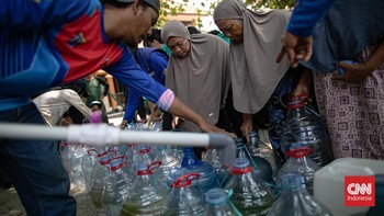 Sejumlah warga mengantre untuk mendapatkan air bersih imbas kekeringan di Wilayah Bojongsari, Depok, Jawa Barat. Rabu (26/08/2026). CNN Indonesia/Adi Ibrahim