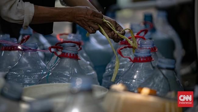 Sejumlah warga mengantre untuk mendapatkan air bersih imbas kekeringan di Wilayah Bojongsari, Depok, Jawa Barat. Rabu (26/08/2026). CNN Indonesia/Adi Ibrahim