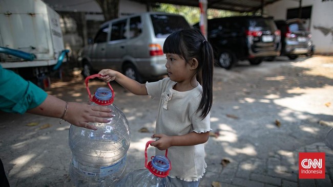 Sejumlah warga mengantre untuk mendapatkan air bersih imbas kekeringan di Wilayah Bojongsari, Depok, Jawa Barat. Rabu (26/08/2026). CNN Indonesia/Adi Ibrahim