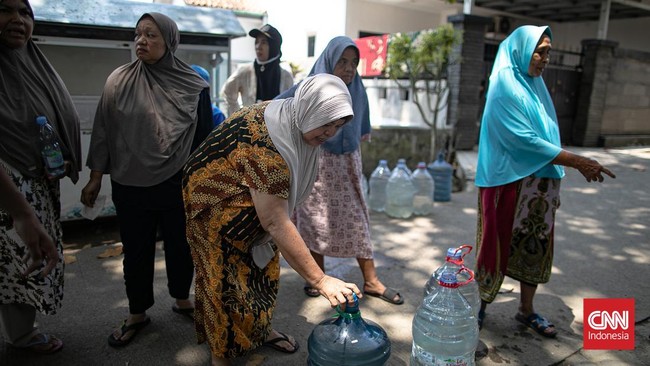 Sejumlah warga mengantre untuk mendapatkan air bersih imbas kekeringan di Wilayah Bojongsari, Depok, Jawa Barat. Rabu (26/08/2026). CNN Indonesia/Adi Ibrahim