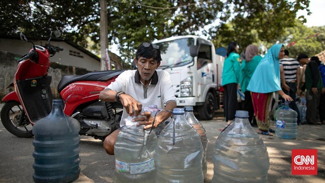 Sejumlah warga mengantre untuk mendapatkan air bersih imbas kekeringan di Wilayah Bojongsari, Depok, Jawa Barat. Rabu (26/08/2026). CNN Indonesia/Adi Ibrahim