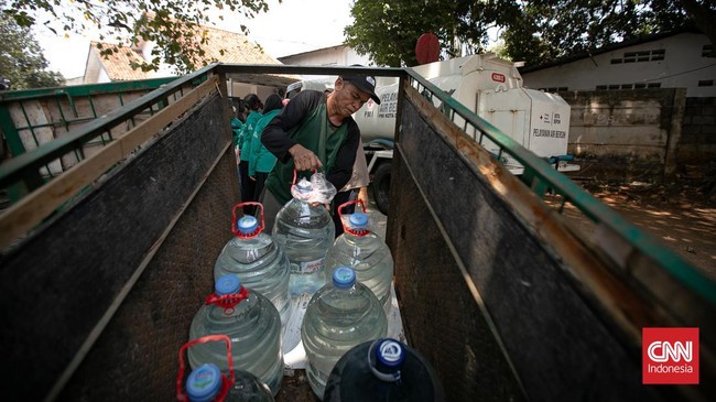 Sejumlah warga mengantre untuk mendapatkan air bersih imbas kekeringan di Wilayah Bojongsari, Depok, Jawa Barat. Rabu (26/08/2026). CNN Indonesia/Adi Ibrahim