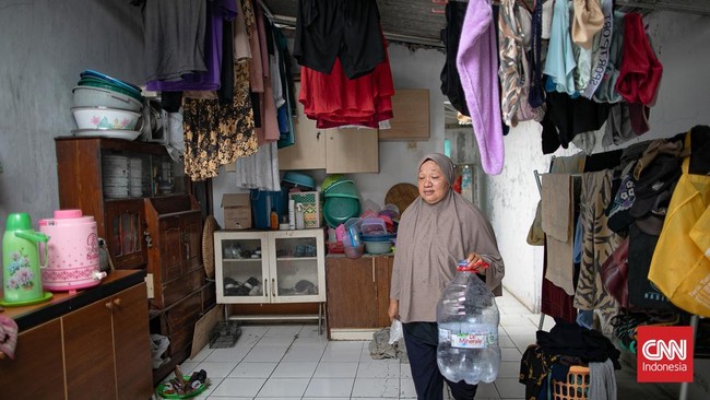 Sejumlah warga mengantre untuk mendapatkan air bersih imbas kekeringan di Wilayah Bojongsari, Depok, Jawa Barat. Rabu (26/08/2026). CNN Indonesia/Adi Ibrahim
