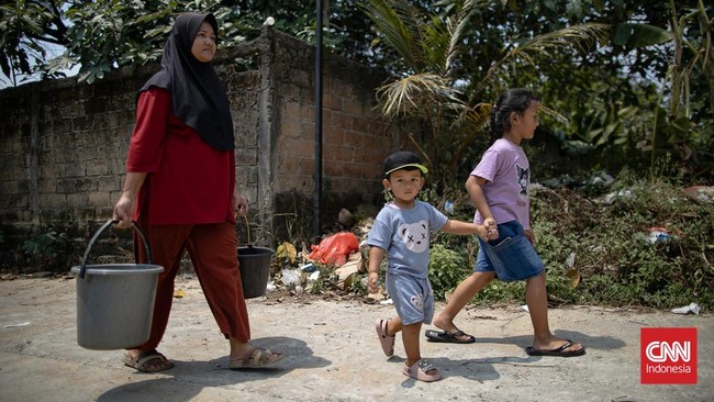 Sejumlah warga mengantre untuk mendapatkan air bersih imbas kekeringan di Wilayah Bojongsari, Depok, Jawa Barat. Rabu (26/08/2026). CNN Indonesia/Adi Ibrahim