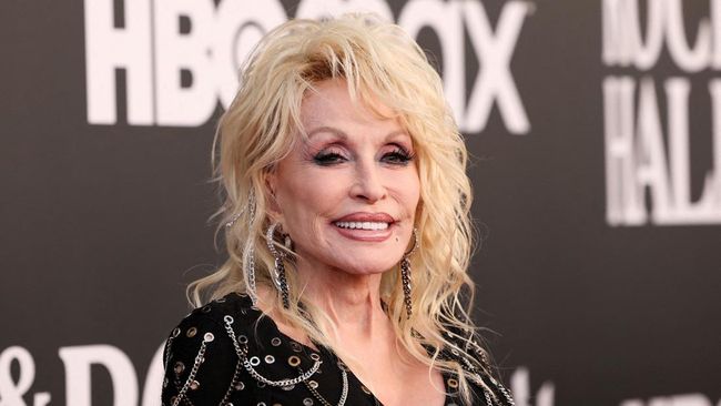 FILE PHOTO: Dolly Parton attends the 37th Annual Rock & Roll Hall of Fame Induction Ceremony in Los Angeles, California, U.S., November 5, 2022. REUTERS/Mario Anzuoni/File Photo