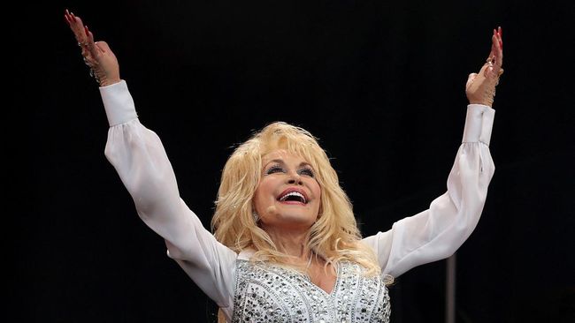FILE PHOTO: American country music star Dolly Parton performs on the Pyramid Stage at Worthy Farm in Somerset, during the Glastonbury Festival June 29, 2014. REUTERS/Cathal McNaughton (BRITAIN - Tags: ENTERTAINMENT SOCIETY)/File Photo
