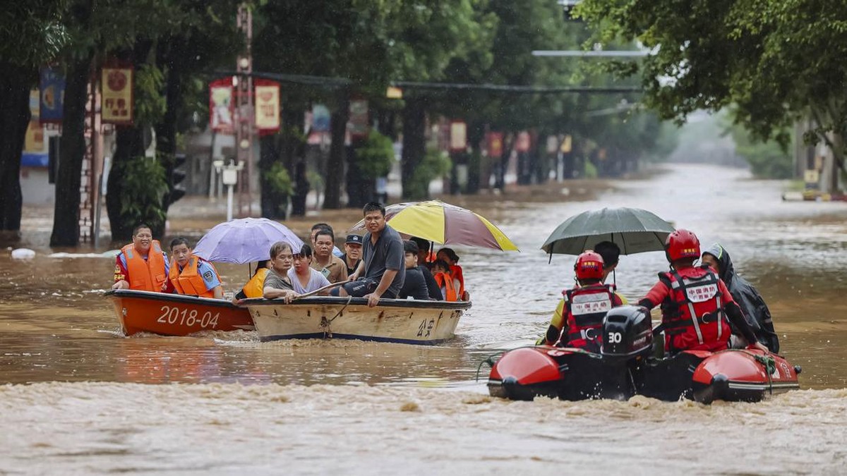 Rescue workers evacuate flood-affected residents by boat after heavy rainfall brought by typhoon Narra caused flooding in Ningming county, Chongzuo, Guangxi Zhuang Autonomous Region, China, August 23, 2026. cnsphoto via REUTERS   ATTENTION EDITORS -