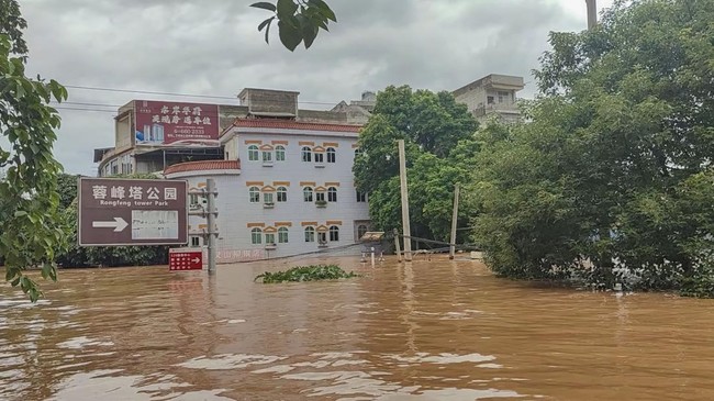 Floodwaters inundate a street after heavy rainfall brought by typhoon Narra caused flooding in Chongzuo, Guangxi Region, China, in this screengrab obtained from a social media video released on August 24, 2026.  Social Media/via REUTERS  THIS IMAGE H