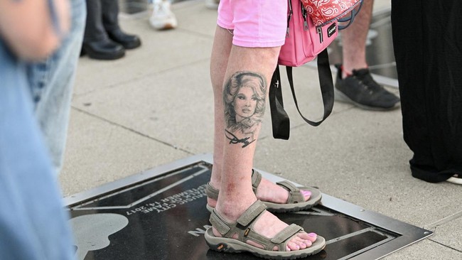 Fan Lepas Kepergian Dolly Parton